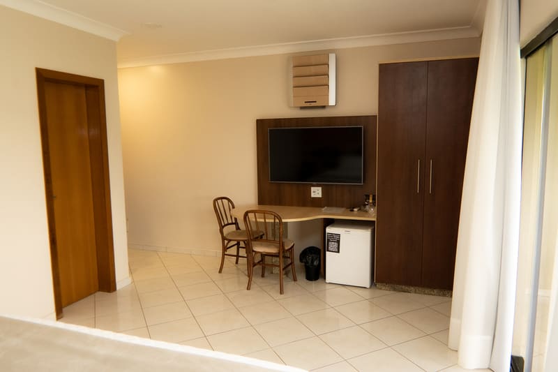 Apartamento completo com TV, ar-condicionado, frigobar e mesa de trabalho