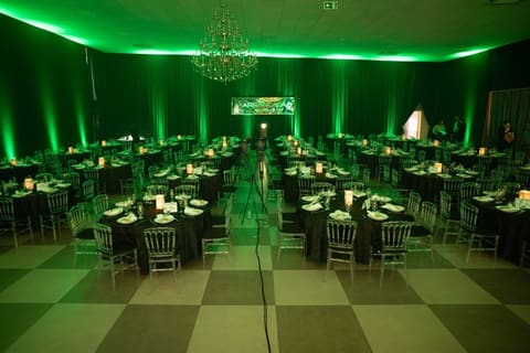Centro de Eventos montado para festa de gala com iluminação verde