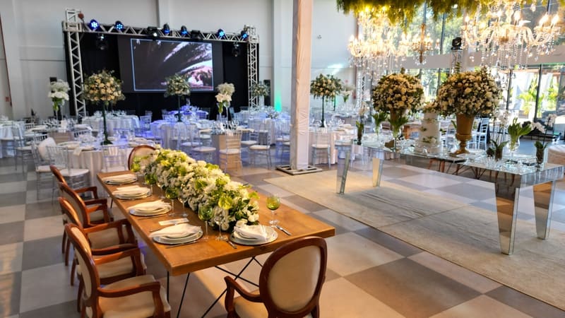 Centro de Eventos em casamento diurno com decoração floral