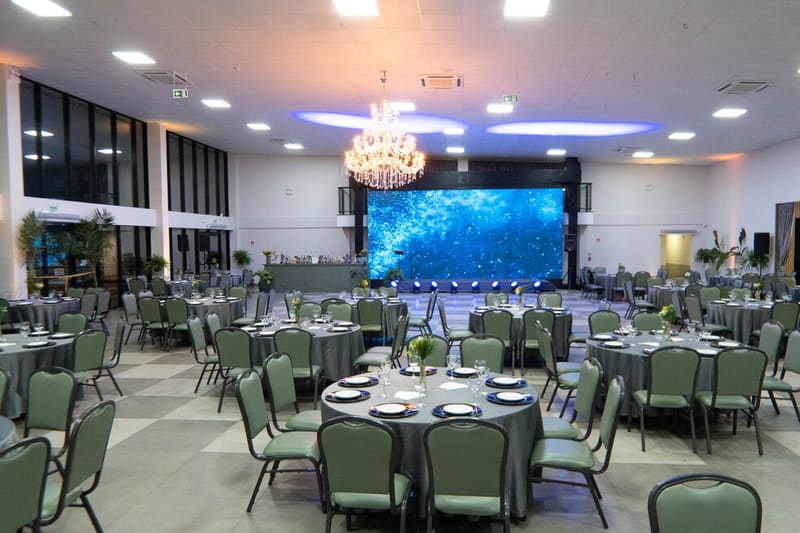 Centro de Eventos em configuração corporativa com painel de LED