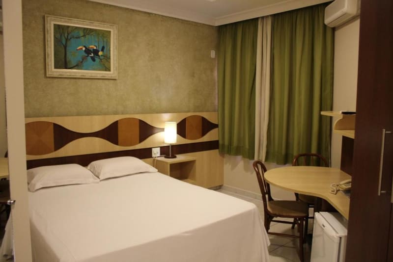 Apartamento Executivo com mesa de trabalho e vista para o jardim