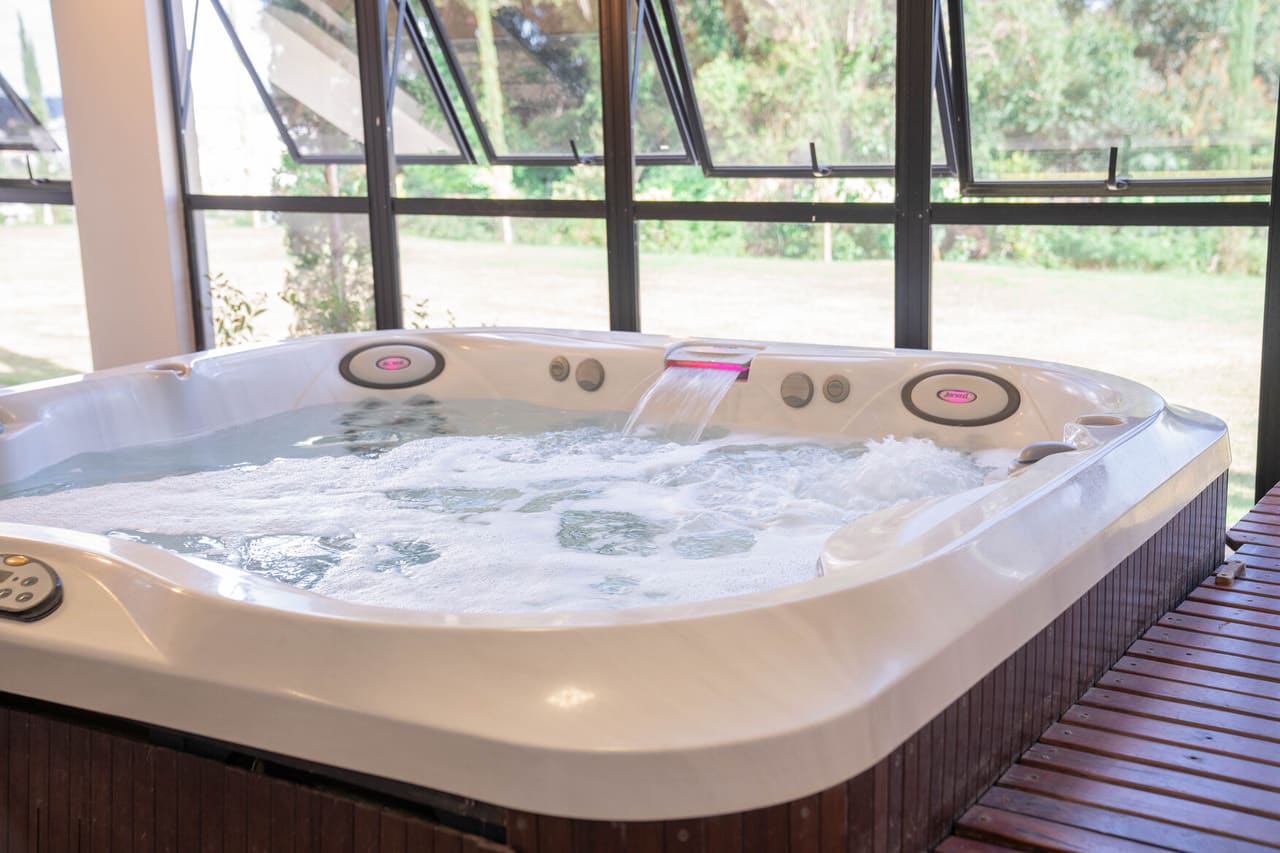 Jacuzzi do hotel em ambiente coberto