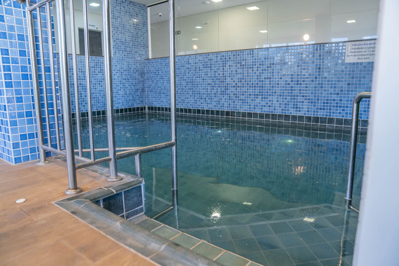 Piscina interna aquecida com revestimento azul