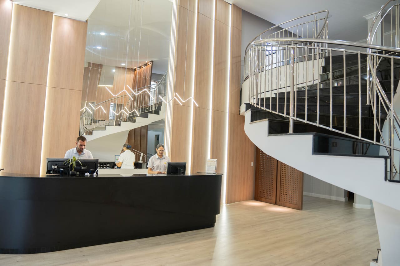 Recepção do Hotel Lago Dourado com escada helicoidal