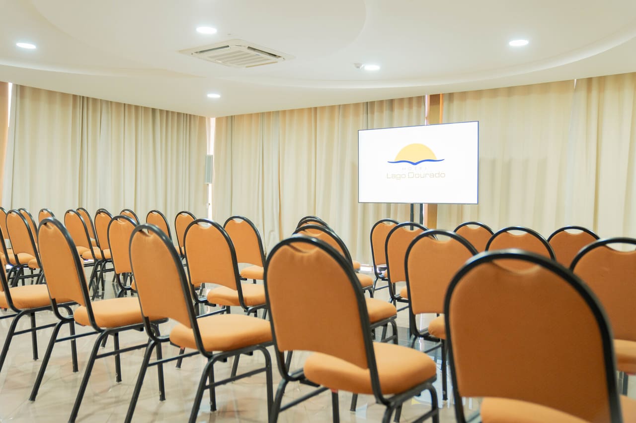 Sala Bellé montada para palestra com cadeiras dispostas em fileiras